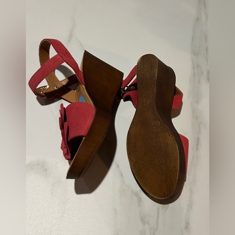 Mariella Wedge Heel Sandals
Women's 6 1/2 Gold Suede Leather - Picture 6 of 7